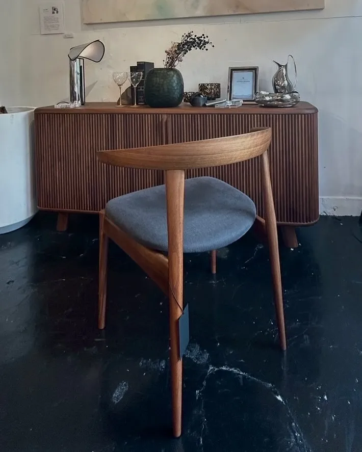 今回は、リニューアル 新事務所の椅子