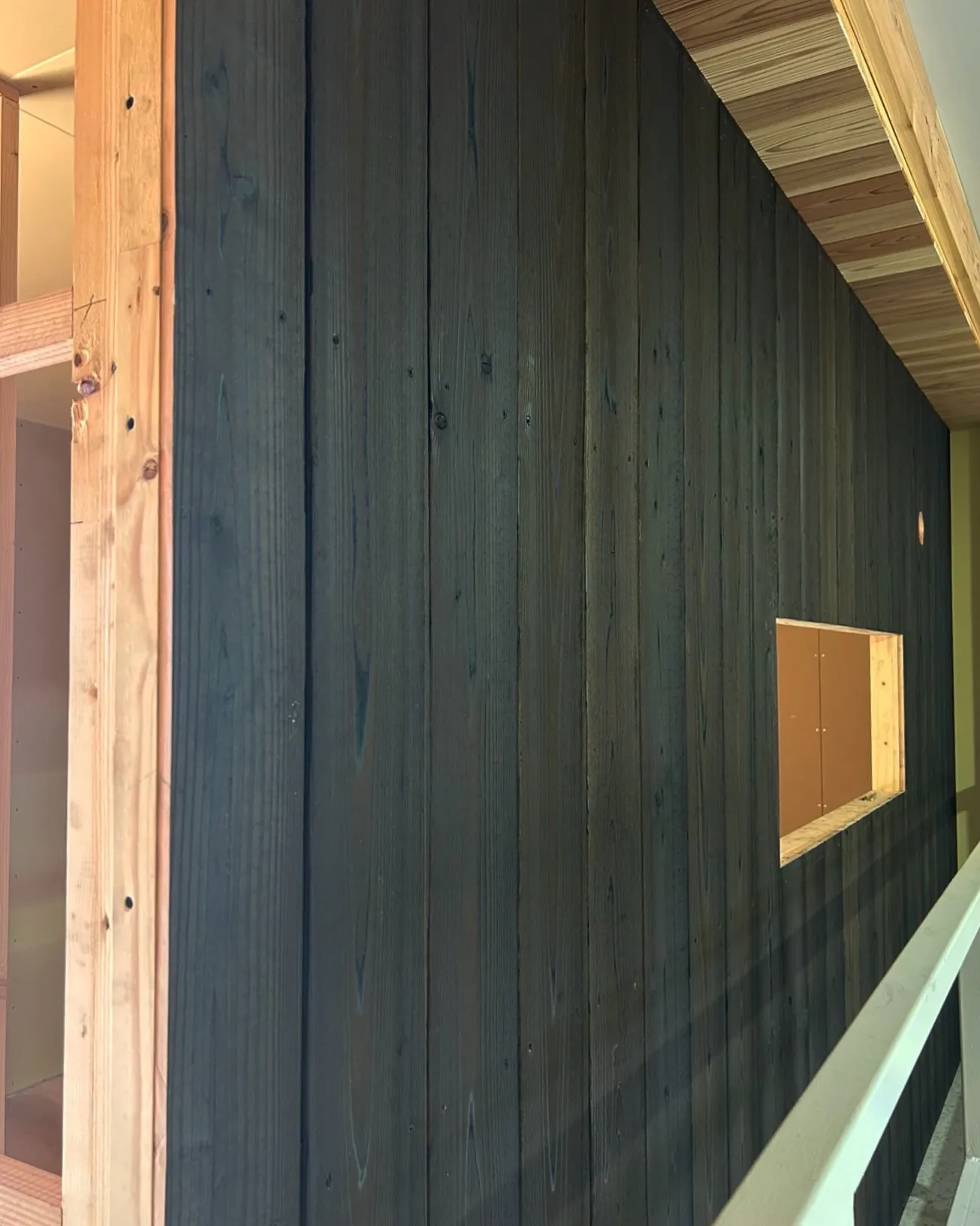 今回は、新事務所内の【焼き杉】を使用した